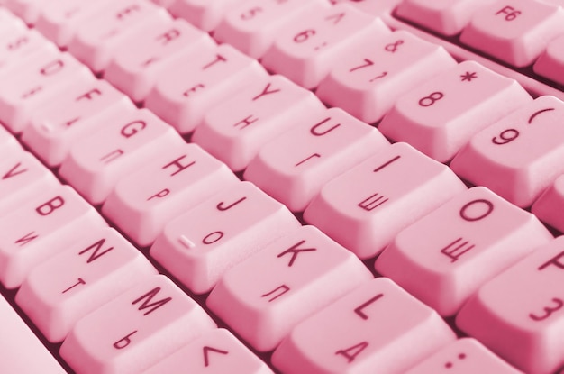 Weiße Computertastatur Bild getönt in der Farbe Viva Magenta des Jahres 2023