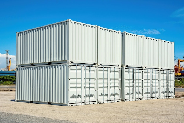 Foto weiße container im hafenbereich.