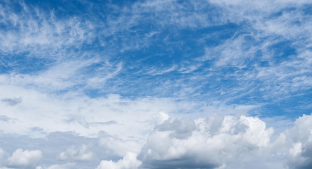 Foto weiße cumulus- und cirruswolken am blauen himmel