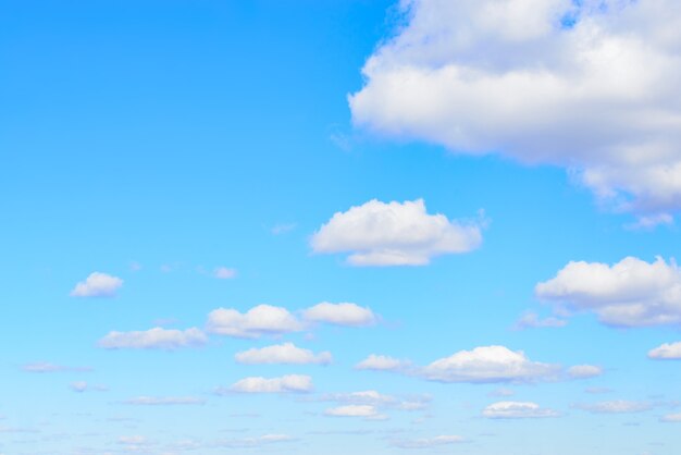 Weiße Cumuluswolken im blauen Himmel am Tag. Natürliche Hintergrundfoto-Textur.