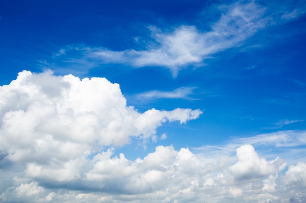 Weiße Cumuluswolken und ein blauer Himmel