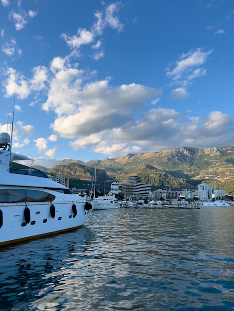 Weiße Doppeldecker-Yacht liegt am Meeresufer mit Blick auf die Berge