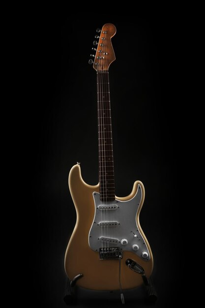 Weiße E-Gitarre auf schwarzem Hintergrund