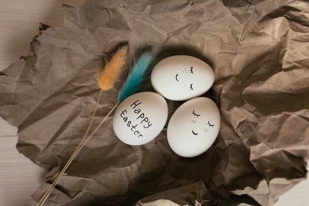 Weiße Eier mit einem Gesicht in umweltfreundlichem Papierkonzept Ukrainische Symbole