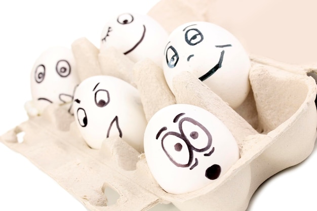 Foto weiße eier mit lustigen gesichtern