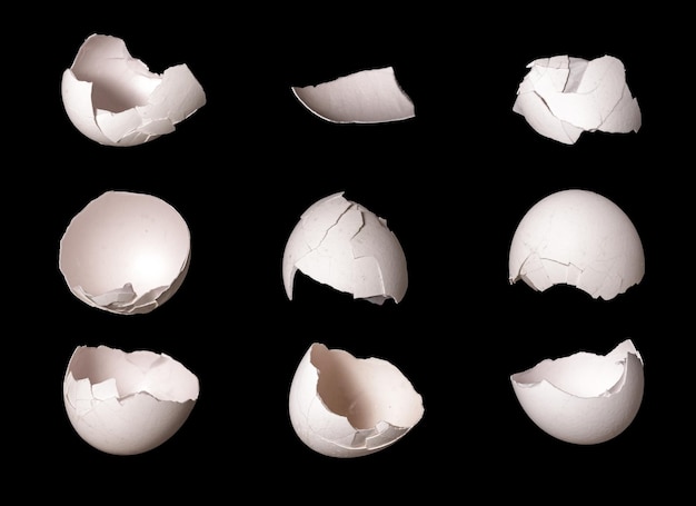 Weiße Eierschale mit Rissen isoliert auf schwarzem Hintergrund