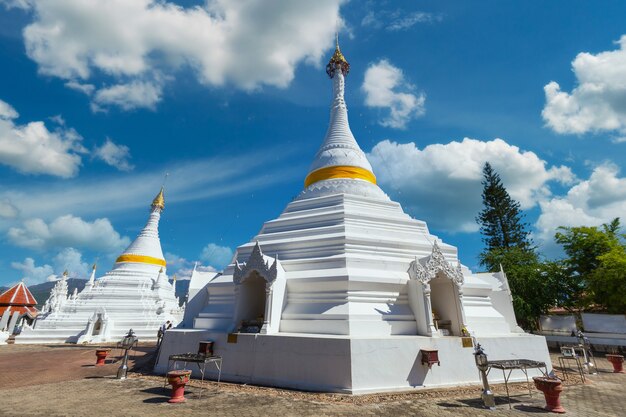 Weiße einzigartige Pagode in Wat Phra That Doi Gongmoo Wahrzeichen von Maehongson, Thailand.