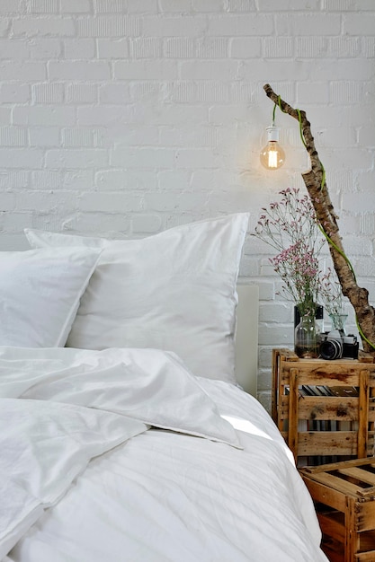 Weiße elektrische Lampe im Bett zu Hause