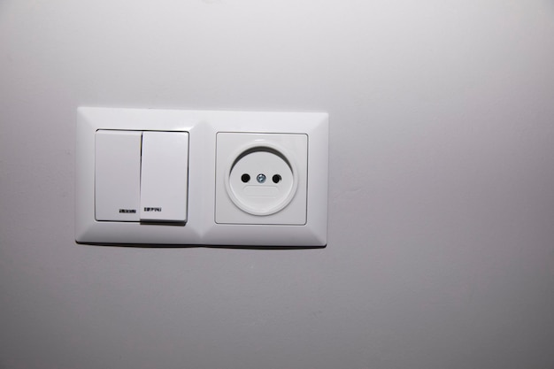 Weiße elektrische Stecker in der Hauswand