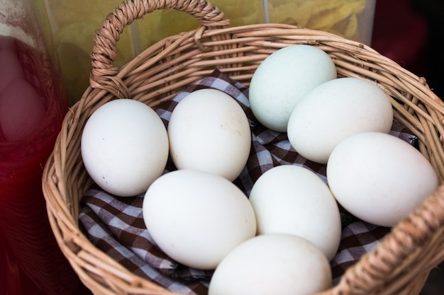 Weiße Enteneier im Korb