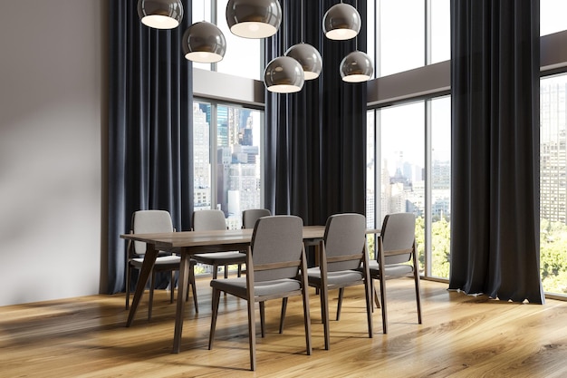 Weiße Esszimmerecke mit Holzboden, einem langen Tisch mit grauen Stühlen und hohen Fenstern mit schwarzen Vorhängen. 3D-Rendering-Attrappe