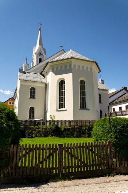 Weiße evangelische Kirche im Stadtzentrum von Schladming Österreich