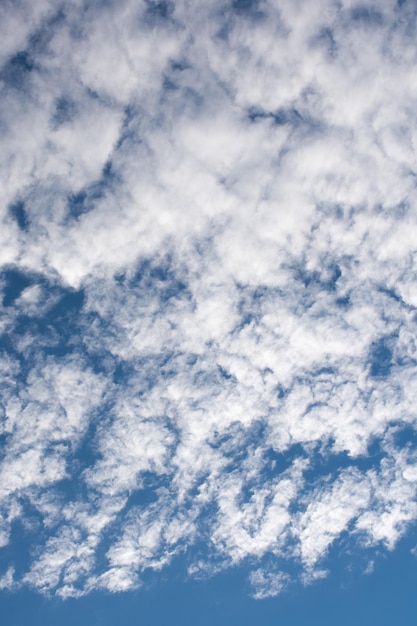 Weiße Farbwolken bedecken den blauen Himmel