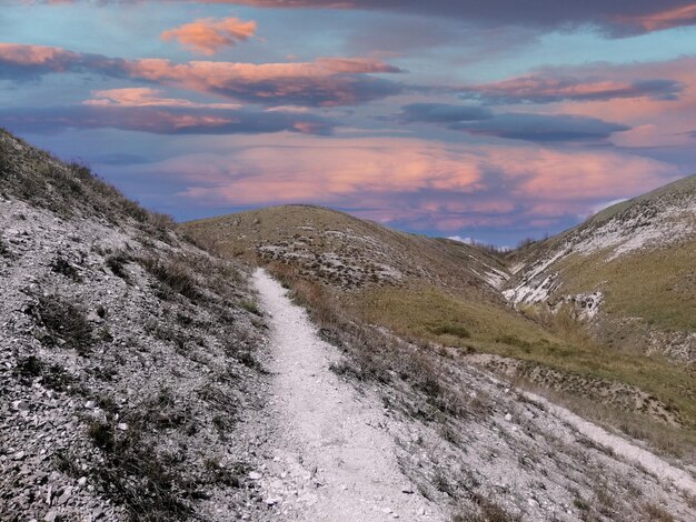 Weiße Felsen auf dem Hintergrund eines schönen Himmels