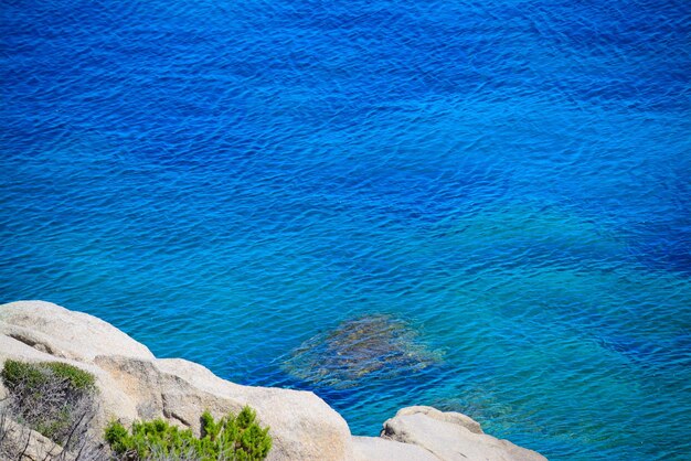 Foto weiße felsen und blaues meer in capo testa sardinien