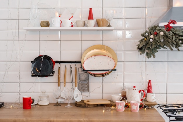 Weiße festliche Küchenfliesen an der Wand weißer Kühlschrank rote Dekorelemente Weihnachten