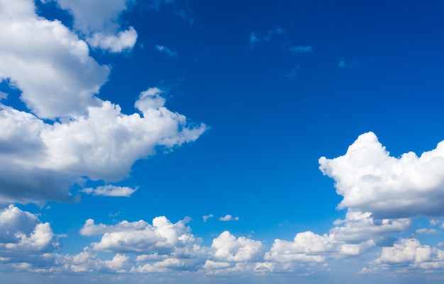 Foto weiße flaumige wolken mit regenbogen im blauen himmel