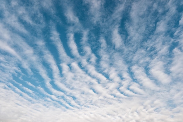 Weiße, flauschige Regenwolken am blauen Himmel