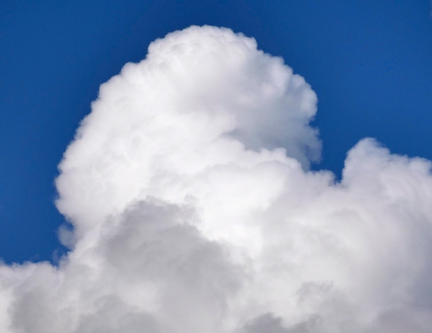 Weiße flauschige Wolke über blauem Himmel Hintergrund wunderschönes Himmelsfoto