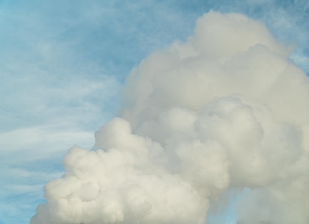 Weiße, flauschige Wolken am blauen Himmel. Natürlicher Hintergrund und Textur. Weiße Kumuluswolken