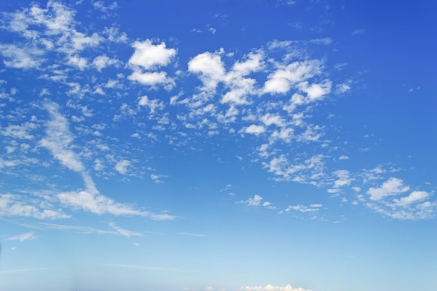 Weiße, flauschige Wolken am blauen Himmel