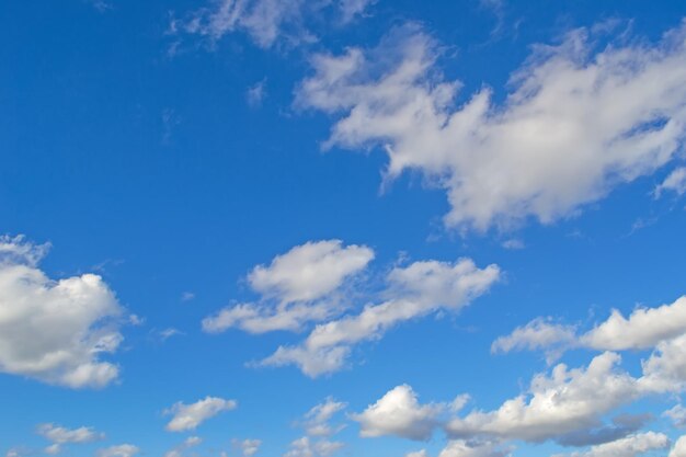 Weiße, flauschige Wolken am blauen Himmel