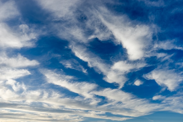 Weiße flauschige Wolken am blauen Himmel