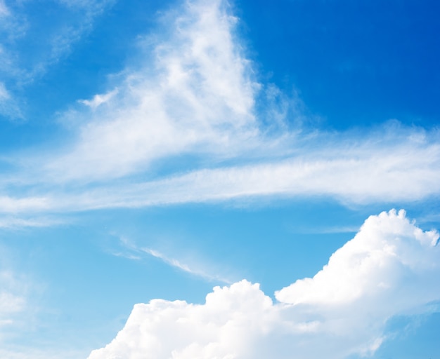 Weiße flauschige Wolken am blauen Himmel