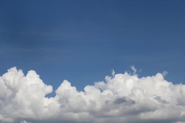 Weiße flauschige Wolken am blauen Himmel