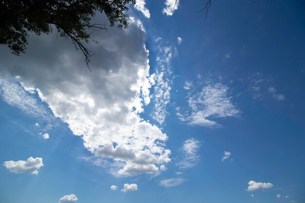 weiße flauschige Wolken an einem sonnigen Tag am blauen Himmel an einem Sommertag