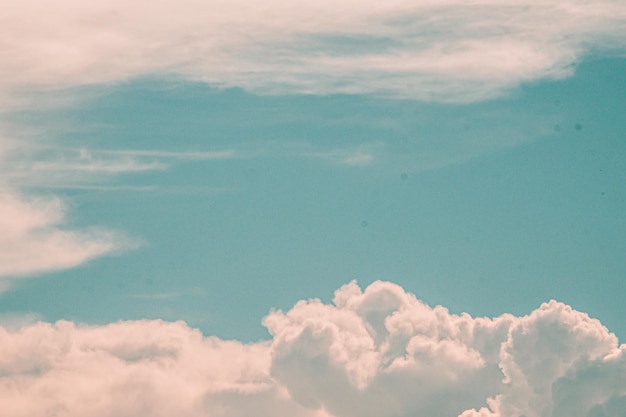 weiße flauschige Wolken Himmelshintergrund mit blauem Himmelshintergrund