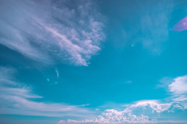 weiße flauschige Wolken Himmelshintergrund mit blauem Himmelshintergrund