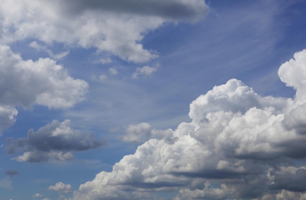 Weiße flauschige Wolken im blauen Himmel