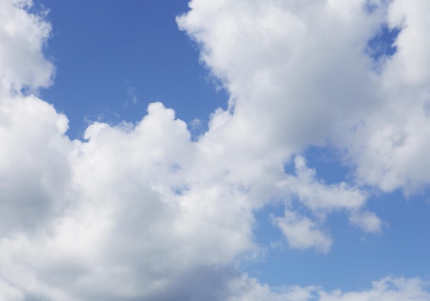 Weiße flauschige Wolken im blauen Himmel