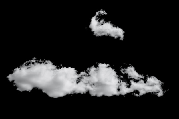 weiße flauschige Wolken isoliert auf schwarzem Hintergrund