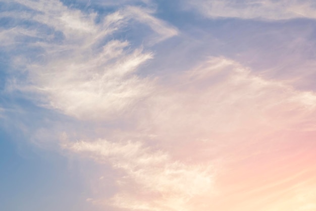 Weiße, flauschige Wolken mit rosafarbenem Sonnenhintergrund