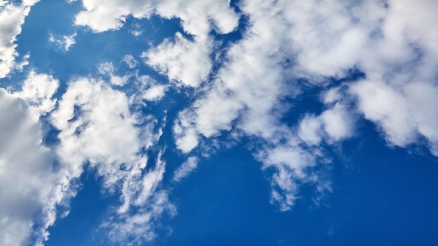 Weiße, flauschige Wolken vor blauem Himmel