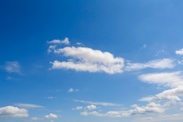 Weiße, flauschige Wolken