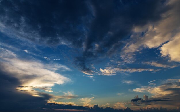 Weiße, flauschige Wolken