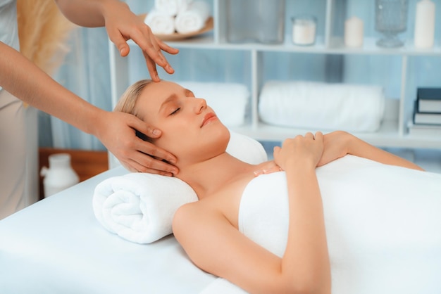 Weiße Frau genießt eine entspannende Antistress-Kopfmassage Ruhe