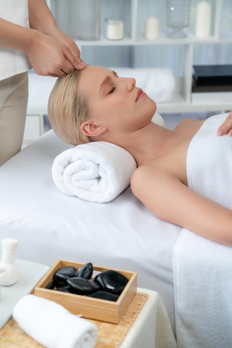 Foto weiße frau genießt eine entspannende antistress-kopfmassage ruhig