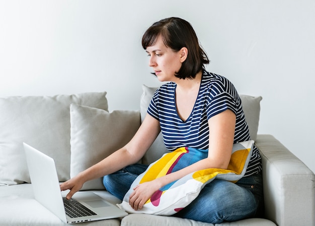 Weiße Frau mit Laptop