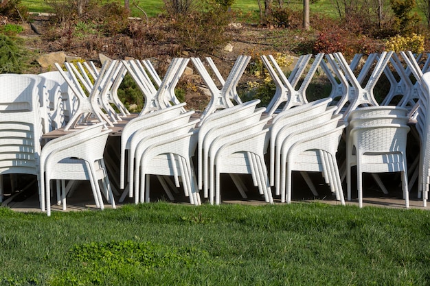 Weiße Gartenstühle im Park