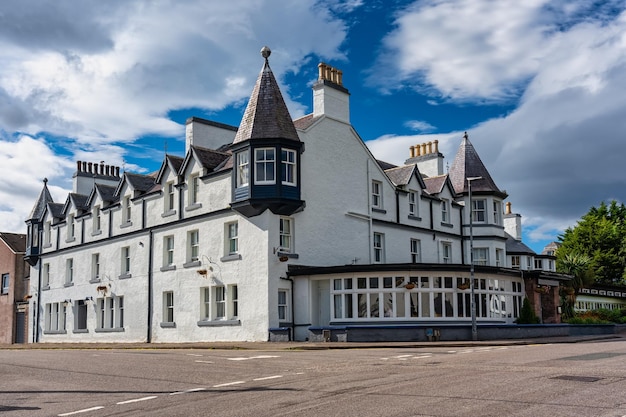 Weiße Gebäude, typisch für das Küstendorf Ullapool in Schottland, Vereinigtes Königreich