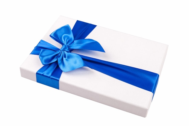 Weiße Geschenkbox mit hellblauem Band isoliert auf weißem Hintergrund