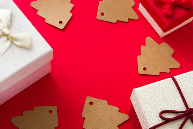 Weiße Geschenkbox und Weihnachten auf Rot. Kopieren Sie Platz