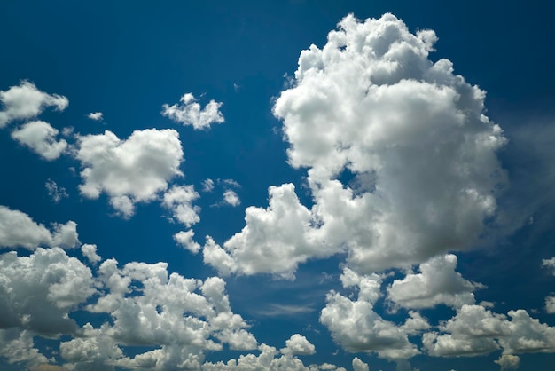 Weiße, geschwollene Kumuluswolken am blauen Sommerhimmel