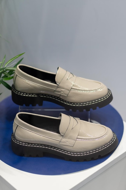 Weiße, glänzende, schöne, modische Loafer-Schuhe für Damen mit dunkler Sohle