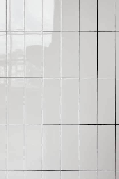 Weiße glänzende vertikale keramische Rechteckfliesen mit nahtlosem Muster Textur Innenraum Badezimmer und Küchenwand wiederholte Textur