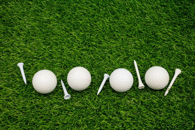 Foto weiße golfbälle und weiße t-stücke sind auf grünem gras